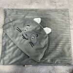 پتو دورپیچ نوزادی کلاهدار مخمل راه راه - Image 4