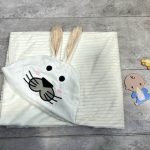 پتو دورپیچ نوزادی کلاهدار مخمل راه راه - Image 5